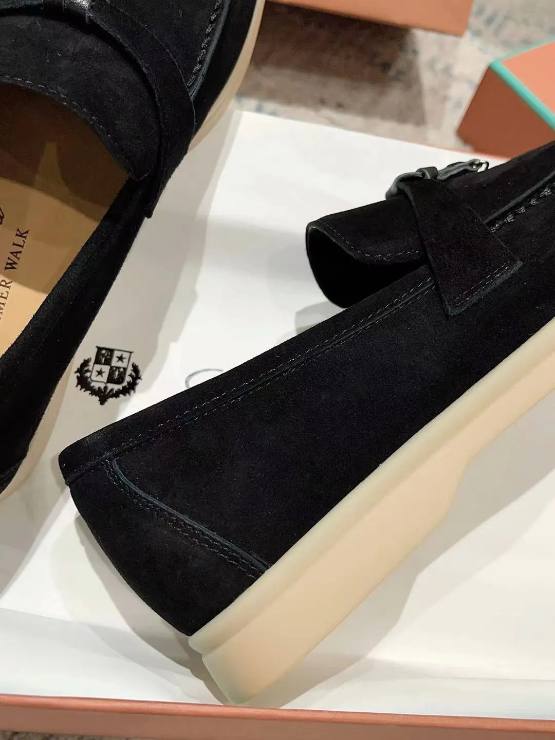 Factory price: 520💰4050 new color. Original purchase, 1⃣️: 1⃣️ folded and developed, Loro Piana professional model to try on feet, quality purchase level, flash sale of common products on the market, welcome to compare, original packaging. Fabric: Imported from Italy🐑High mercerized shearling, Lining: Hand-sewn mark thread in water-dyed cowhide imported from Italy🧵, high-end and elegant. Comfortable on the feet. Size: Women's 35-42 (41, 42) customized, non-returnable, men's 38-45 (46, 47, 48) customized, non-refundable. Fashionable boutiques that you can’t miss, a must-have item